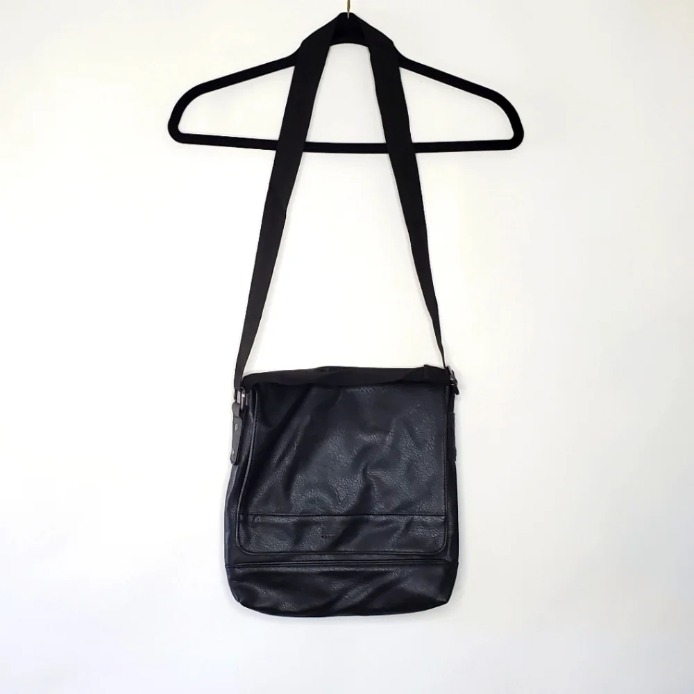 Kenneth Cole Reaction Messenger Bag Textured Black Carry All Travel Commute